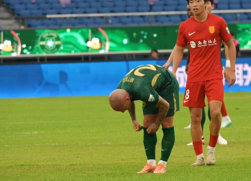 开云-李镇全辱骂对手将被罚！媒体人热议：胡来啊，搬起石头砸自己的脚